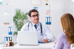 Consulta de Check-up Ocupacional Estratégico: Médico e colaborador em diálogo, simbolizando a avaliação da saúde e bem-estar no ambiente de trabalho.